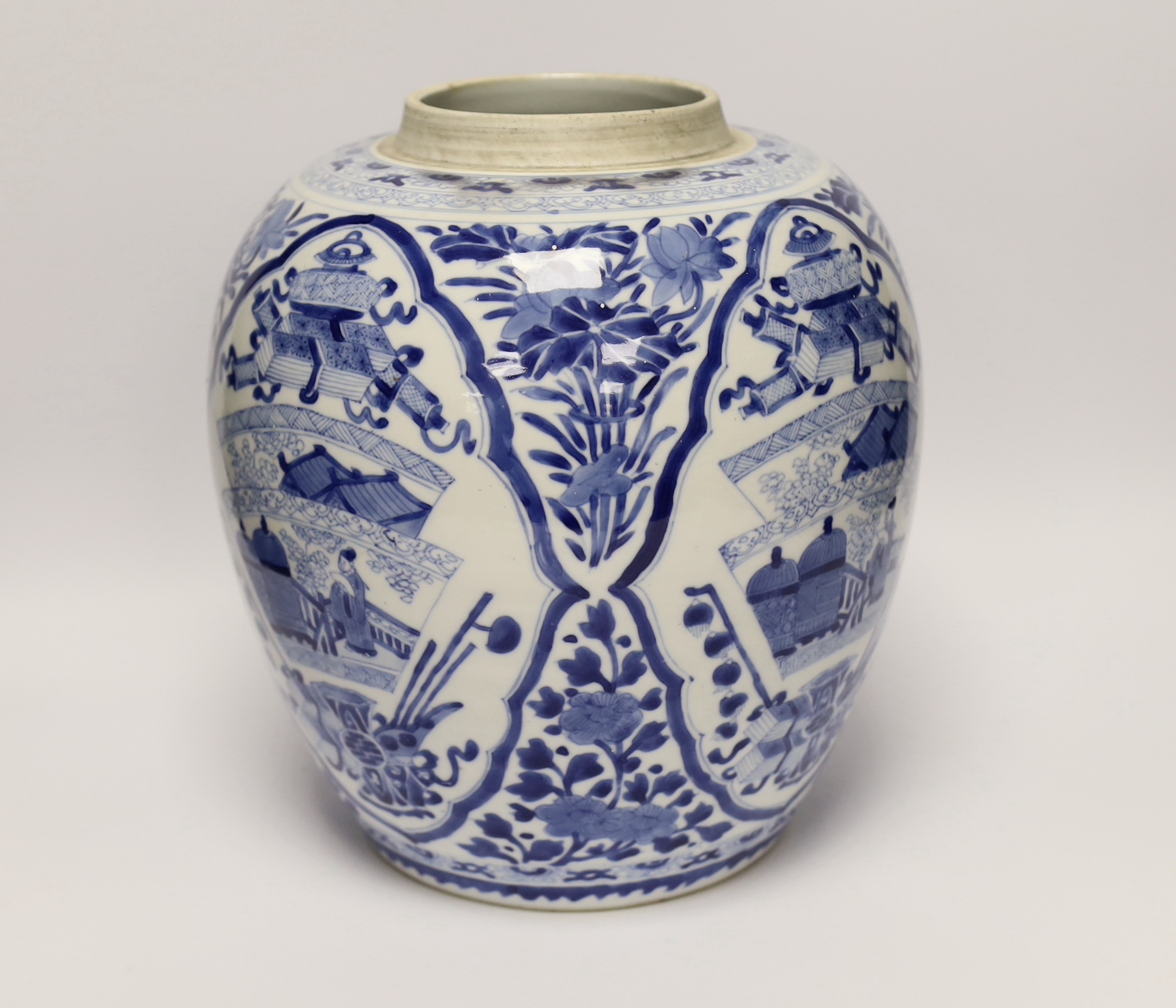 A large 19th century Chinese blue and white jar, 27cm high